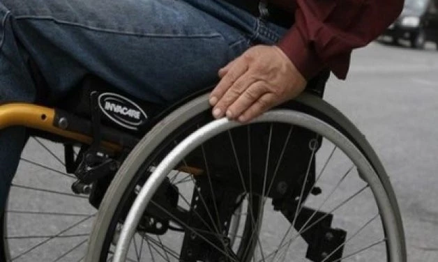 Τραγωδία στο Λουτράκι: Άνδρας με αμαξίδιο έπεσε στη θάλασσα και πνίγηκε
